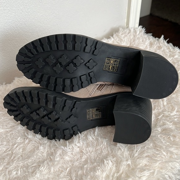 New!! Dolce Vita Nigel Tan Suede Lace Up Side Lug Sole Zip Ankle Boots Sz 8 - Picture 4 of 10